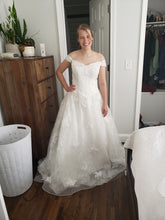Load image into Gallery viewer, HandMade &#39;H-002&#39; wedding dress size-12 SAMPLE
