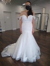 Load image into Gallery viewer, Essense of Australia &#39;D2910&#39; wedding dress size-12 NEW
