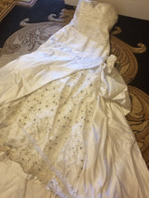 Load image into Gallery viewer, Mon Cherie &#39;N/A&#39; wedding dress size-06 PREOWNED
