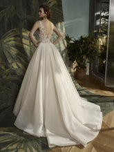 Load image into Gallery viewer, Enzoani &#39;Krystal&#39; size 6 new wedding dress back view on model
