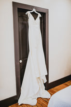 Load image into Gallery viewer, Davids Bridal &#39;WG4093&#39; wedding dress size-04 PREOWNED

