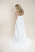 Load image into Gallery viewer, Heidi Elnora &#39;Andy Darling&#39; size 12  used wedding dress back view on model
