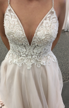 Load image into Gallery viewer, David’s Bridal &#39;Ivory Rose Beaded&#39; size 2 used wedding dress front view close up
