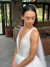 Load image into Gallery viewer, Vera Wang &#39;112820&#39; wedding dress size-02 PREOWNED
