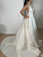 Load image into Gallery viewer, Jenny Yoo &#39;Eden Gown&#39; wedding dress size-04 NEW
