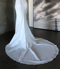 Load image into Gallery viewer, Louvienne &#39;Tavi&#39; size 2 used wedding dress back view close up
