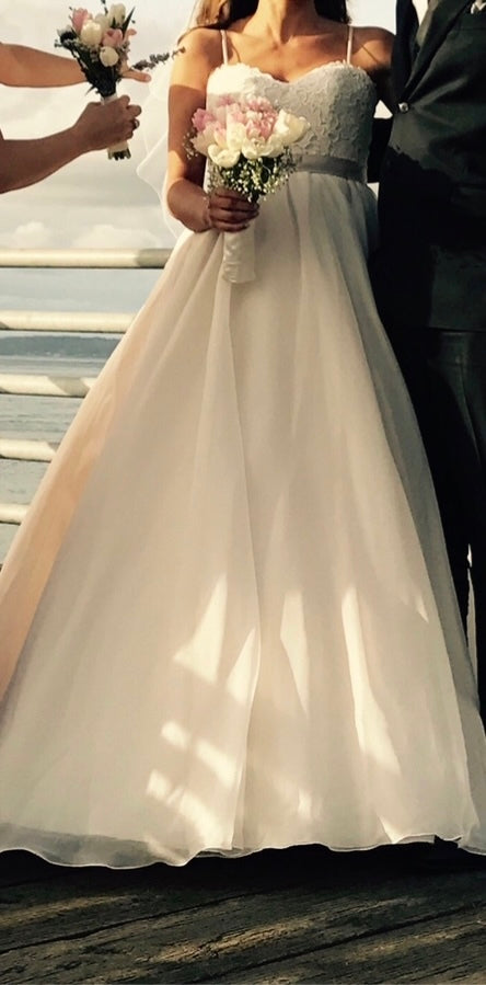 Essense of Australia 'D1702' wedding dress size-10 PREOWNED