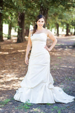 Load image into Gallery viewer, Essense of Australia &#39;unknown&#39; wedding dress size-04 PREOWNED
