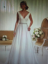 Load image into Gallery viewer, Essence of Australia &#39;1943&#39; size 12 new wedding dress front view on model
