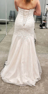 David's Bridal 'Lace Mermaid with sweetheart necklace & off shoulder sleeves ' wedding dress size-10 PREOWNED