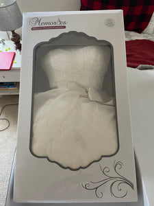 I don't remember. It's sealed in a preservation bag. 'I don't know. The dress was professionally cleaned and sealed in a preservation box.' wedding dress size-04 PREOWNED