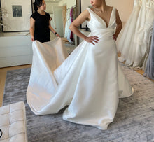 Load image into Gallery viewer, Pronovias &#39;Stellar&#39; wedding dress size-06 SAMPLE
