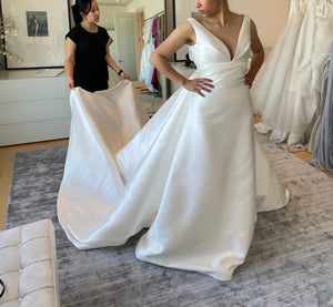 Pronovias 'Stellar' wedding dress size-06 SAMPLE