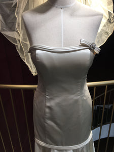 Henry Roth 'Custom' size 4 used wedding dress front view close up