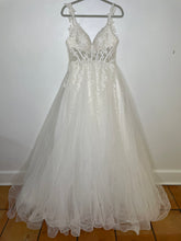 Load image into Gallery viewer,  &#39;Princess&#39; wedding dress size-06 NEW
