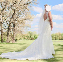 Load image into Gallery viewer, Martina Liana &#39;Fit and flare &#39; wedding dress size-12 PREOWNED
