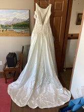 Load image into Gallery viewer, Bonny &#39;618&#39; wedding dress size-14 PREOWNED
