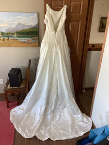 Bonny '618' wedding dress size-14 PREOWNED