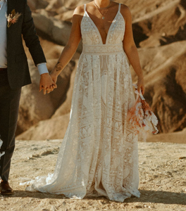 Rue de seine 'Kyara' wedding dress size-12 PREOWNED