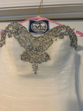 Load image into Gallery viewer, Allure Bridals &#39;9002&#39; wedding dress size-06 PREOWNED
