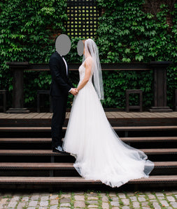 Justin Alexander '9795' size 4 used wedding dress side view on bride