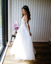 Load image into Gallery viewer, BHLDN &#39;WILLOWBY BY WATTERS HEARST GOWN&#39; wedding dress size-06 PREOWNED
