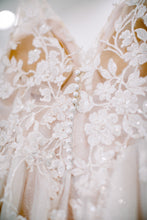 Load image into Gallery viewer, Allure Bridals &#39;Abella Alice (E113)&#39; wedding dress size-08 PREOWNED
