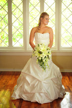 Load image into Gallery viewer, Paloma Blanca &#39;CA05313&#39; wedding dress size-06 PREOWNED

