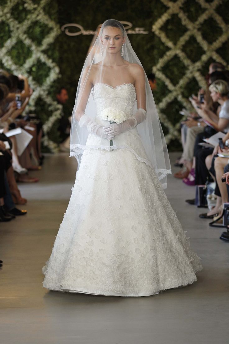 Oscar De La Renta 'Sweetheart Appliquéd' size 2 sample wedding dress front view on model