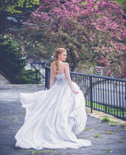 Load image into Gallery viewer, Vera Wang White &#39;Textured Organza&#39; size 8 used wedding dress back view on model
