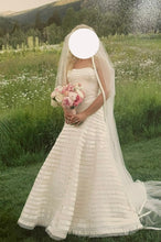 Load image into Gallery viewer, Vera Wang &#39;Victoria Luxe&#39; wedding dress size-06 PREOWNED
