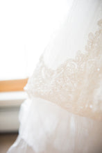 Load image into Gallery viewer, Jenna In White &#39;Felicia&#39; wedding dress size-04 PREOWNED
