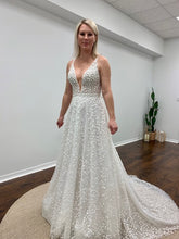 Load image into Gallery viewer, Made With Love &#39;Louie Flowy&#39; wedding dress size-04 PREOWNED
