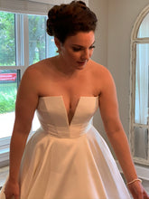 Load image into Gallery viewer, Anne Barge &#39;Emory&#39; wedding dress size-08 PREOWNED
