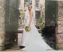 Load image into Gallery viewer, Vera Wang &#39;VW Bridal Collection 11402&#39; wedding dress size-04 PREOWNED
