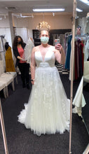 Load image into Gallery viewer, Stella York &#39;7076&#39; wedding dress size-12 NEW
