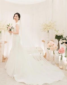 Atelier Aimee 'Eme di Eme' size 0 used wedding dress side view on model