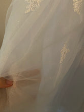 Load image into Gallery viewer, Sundays bridal  &#39;0682&#39; wedding dress size-18 SAMPLE
