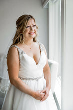 Load image into Gallery viewer, Hayley Paige &#39;Dare&#39; wedding dress size-10 PREOWNED

