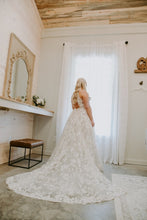 Load image into Gallery viewer, Hayley Paige &#39;Fleur De Lis&#39; wedding dress size-10 PREOWNED
