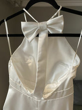 Load image into Gallery viewer, Delphine manivet &#39;Swan&#39; wedding dress size-08 PREOWNED
