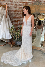 Load image into Gallery viewer, CHOSEN-AU &#39;Darling Chosen by kyha&#39; wedding dress size-04 PREOWNED

