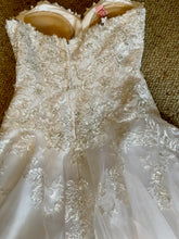 Load image into Gallery viewer, Jewel &#39;7V3836&#39; wedding dress size-02 PREOWNED
