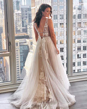 Load image into Gallery viewer, Watters &#39;Hearst&#39; size 6 used wedding dress back view on bride
