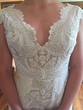 Load image into Gallery viewer, Lela Rose &#39;2015 Spring Collection&#39; size 8 sample wedding dress front view close up
