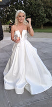 Load image into Gallery viewer, Anne Barge &#39;Emory&#39; wedding dress size-00 PREOWNED
