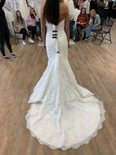 Load image into Gallery viewer, Stella York &#39;5840&#39; wedding dress size-02 PREOWNED
