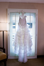 Load image into Gallery viewer, Cosmobella &#39;Milano&#39; wedding dress size-04 PREOWNED
