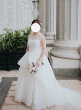 Load image into Gallery viewer, Vera Wang White &#39;White by Vera Wang Lace Illusion Wedding Dress, VW351315&#39; wedding dress size-06 PREOWNED
