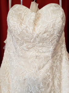 David's Bridal 'Sweetheart A-Line Tulle and Lace Wedding Dress' wedding dress size-08 PREOWNED